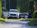 Une personne a été abattue dans une ruelle à côté d'un SUV Toyota blanc près de la rue Hart et de l'avenue Henderson à Coquitlam vers 17 h le samedi 22 mai 2021.
