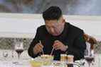 Le dirigeant nord-coréen Kim Jong Un assiste à un déjeuner au restaurant Okryugwan le 19 septembre 2018 à Pyongyang, en Corée du Nord.