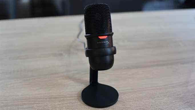 Le microphone HyperX SoloCast sur un bureau.