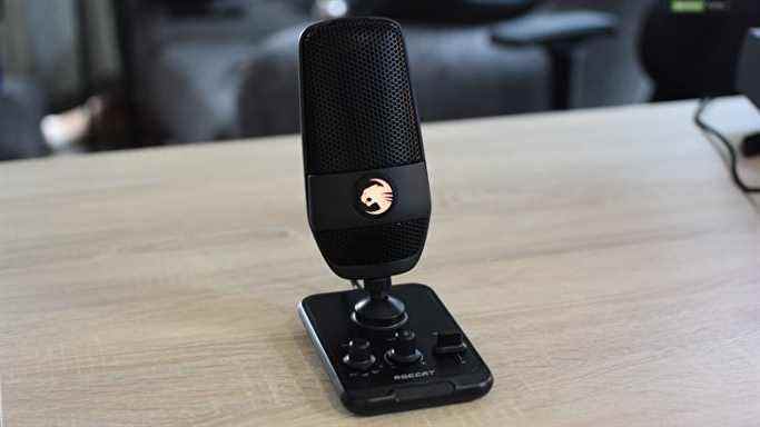 Le microphone Roccat Torch sur un bureau.