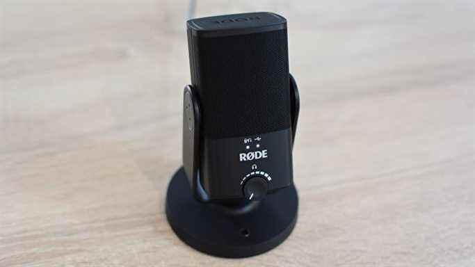 Le microphone Rode NT-USB Mini sur un bureau.