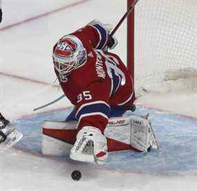 Le gardien des Canadiens de Montréal Sam Montembeault plonge sur la rondelle en troisième période à Montréal le jeudi 27 janvier 2022.