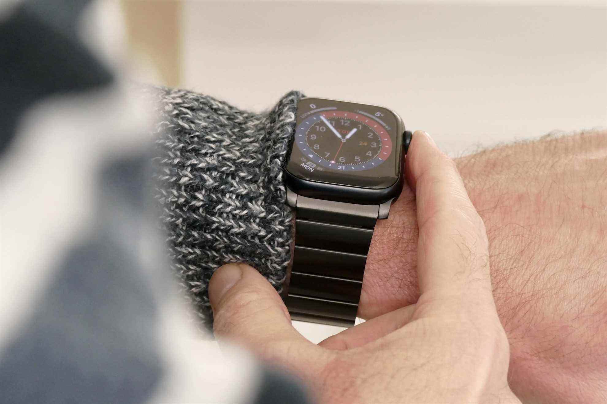 Nomad Titanium Band pour la vue latérale de l'Apple Watch.