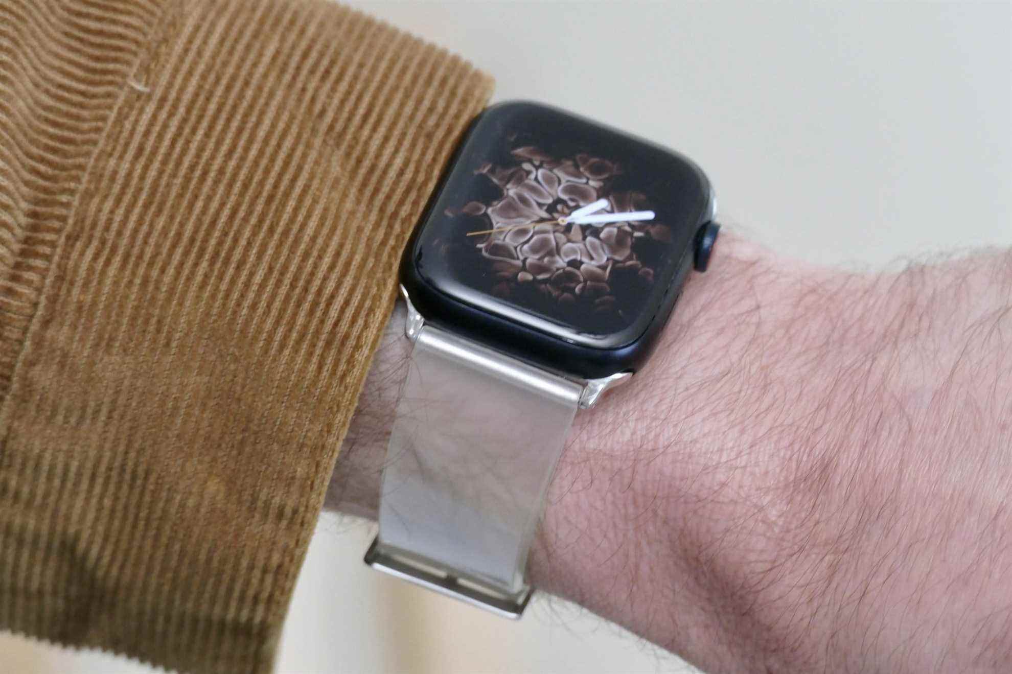 Vue de face du bracelet Apple Watch phosphorescent Casetify.