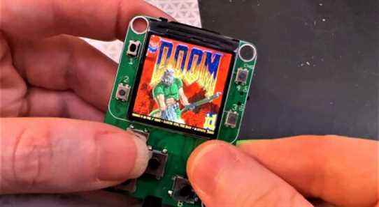 Vous pouvez maintenant jouer à Doom sur un PC de jeu portable de la taille d'un petit doigt