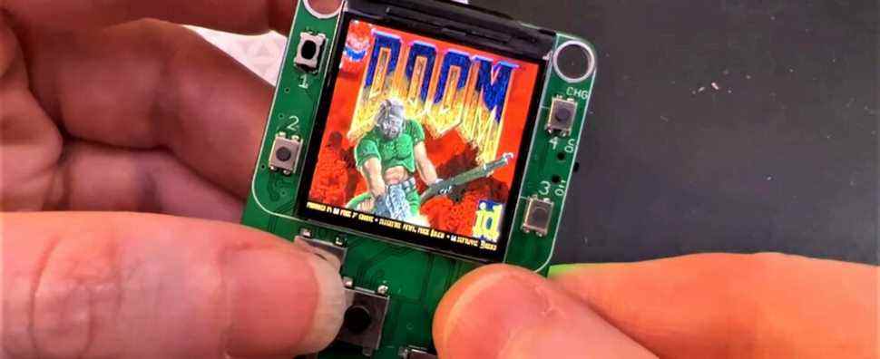 Vous pouvez maintenant jouer à Doom sur un PC de jeu portable de la taille d'un petit doigt