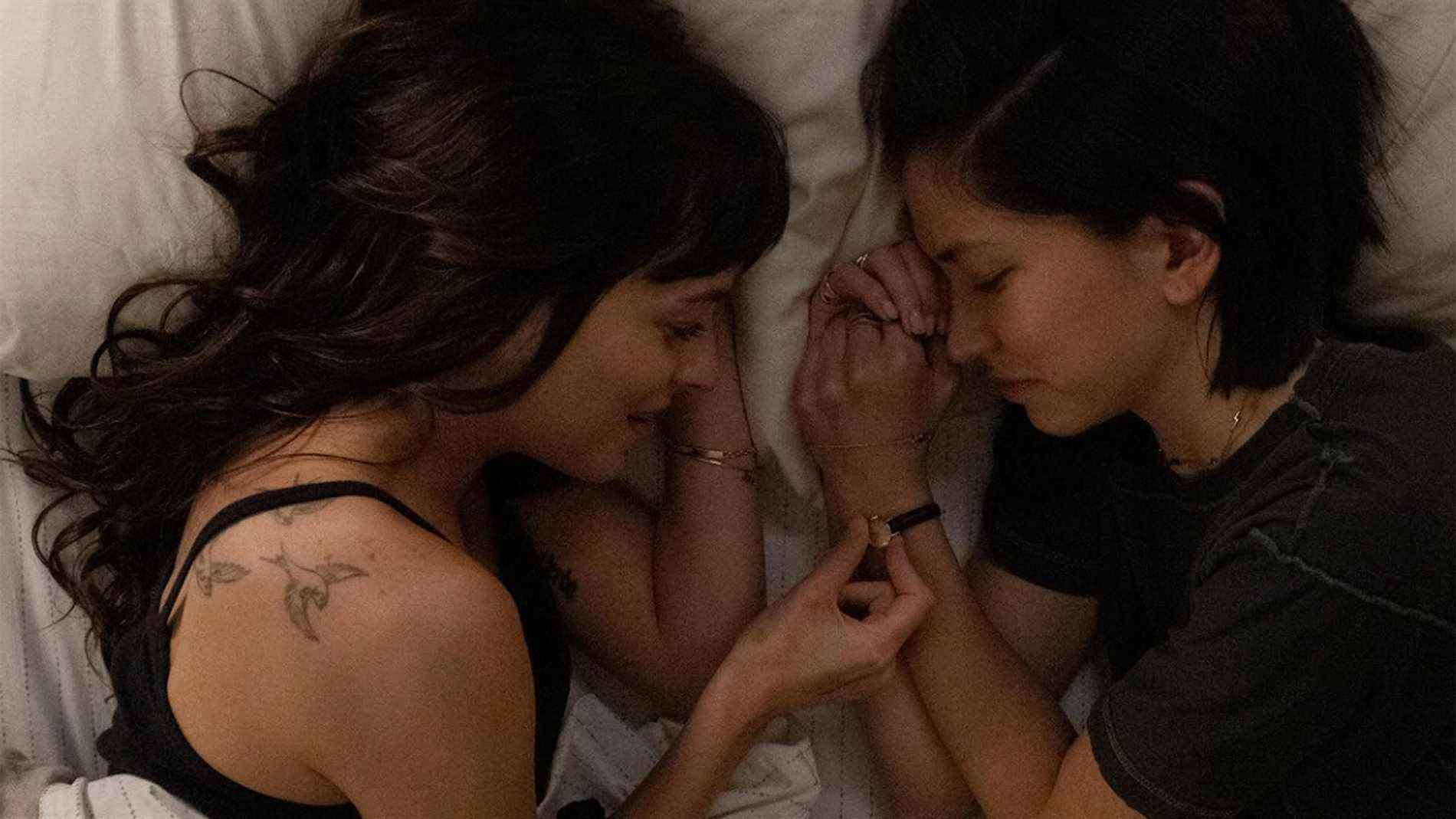 Dakota Johnson et Sonoya Mizuno dans Suis-je OK ?