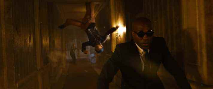Jessica Henwick et Yahya Abdul-Mateen II courent dans un couloir dans une scène de The Matrix Resurrections.