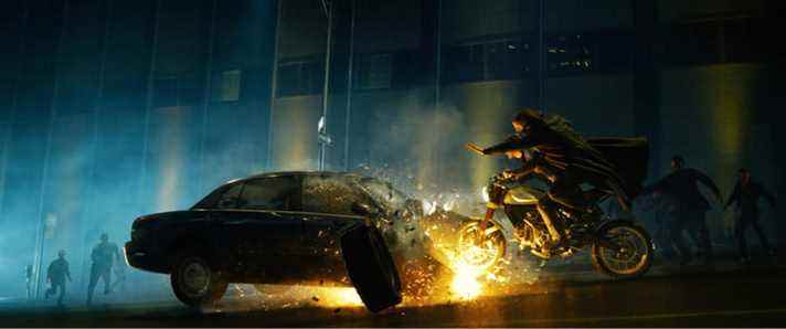 Keanu Reeves et Carrie-Anne Moss conduisent une moto dans une scène explosive de The Matrix Resurrections.