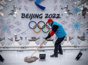 Un bénévole nettoie une sculpture sur les Jeux Olympiques d'hiver de Pékin 2022, qui commencent la semaine prochaine.