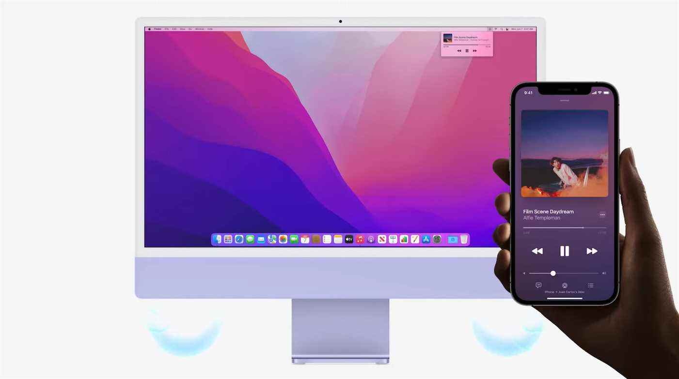 Une maquette de quelqu'un tenant un iPhone et AirPlaying de la musique sur un iMac
