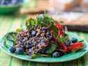 Salade de beignets de riz Manoomin avec vinaigrette aux myrtilles de New Native Kitchen.