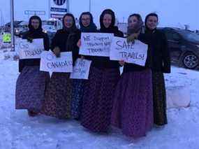 Un groupe de femmes montre leur soutien aux camionneurs du Freedom Convoy, à Swift Current, en Saskatchewan.