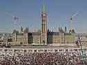 Une image en direct de l'Édifice du Centre et de la Tour de la Paix sur la Colline du Parlement.