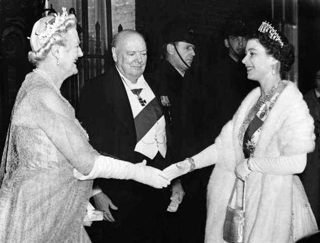 Image &# x002013 ;  La reine Elizabeth II et Churchill&# x002019;s &# x002013 ;  10 Downing Street