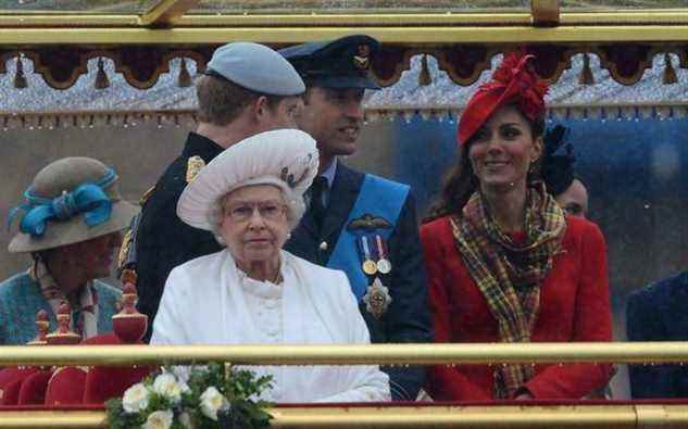 Reine avec le duc de Sussex et le duc et la duchesse de Cambridge sur la barge royale Spirit of Chartwell pendant le Diamond Jubilee River Pageant.  Adrian Dennis/PA Wire