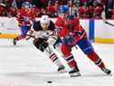 Leon Draisaitl (29 ans) des Oilers d'Edmonton et Jake Evans des Canadiens patinent après la rondelle lors de la deuxième période au Centre Bell le samedi 29 janvier 2022 à Montréal.