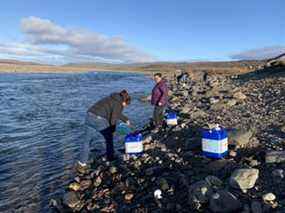 Mercredi, des résidents puisent de l'eau dans la rivière Sylvia Grinnell près d'Iqaluit, au Nunavut.