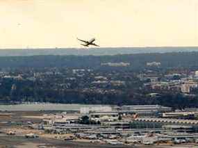 Un avion de passagers décolle de l'aéroport national Ronald Reagan d'Arlington, en Virginie, le 18 janvier 2022, vu de Washington, DC