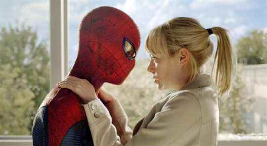 Andrew Garfield dit qu'il a même menti à Emma Stone à propos de "Spider-Man : No Way Home"