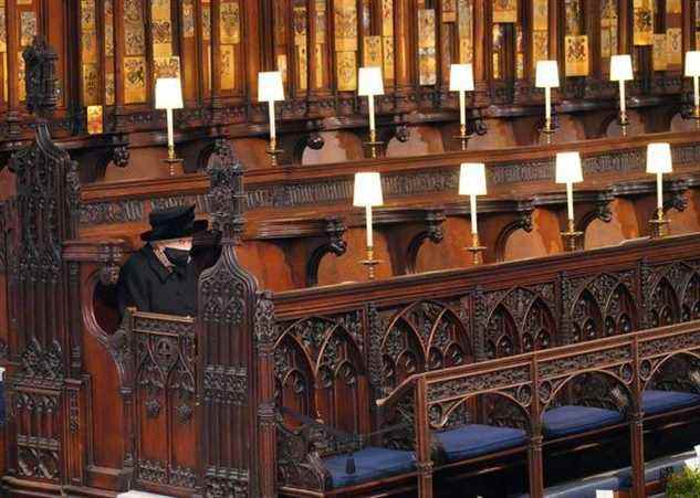 La reine est assise seule aux funérailles du duc d'Édimbourg