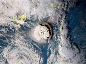 Une capture d'images du satellite japonais Himawari-8 et publiée par l'Institut national de l'information et des communications (Japon) le 15 janvier 2022 montre l'éruption volcanique qui a provoqué un tsunami aux Tonga.  - L'éruption était si intense qu'elle a été entendue comme "fort tonnerre" aux Fidji à plus de 800 kilomètres (500 miles).  AFP PHOTO / INSTITUT NATIONAL DE L'INFORMATION ET DES COMMUNICATIONS (JAPON) "