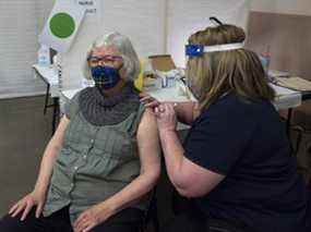 Corrie Watt reçoit un vaccin COVID-19 de Pauline Layland, IA, dans une clinique à Halifax, le 16 avril 2021.