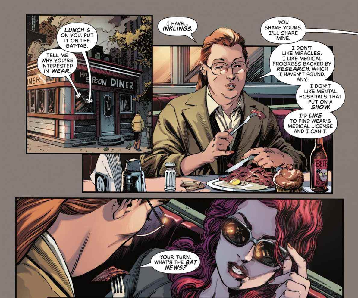 La journaliste d'âge moyen Deb Donovan prend une bière et un petit-déjeuner complet en discutant avec Kate Kane dans Detective Comics # 1047 (2022). 