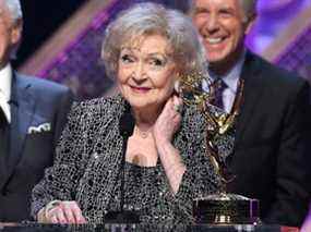 L'actrice Betty White accepte le Daytime Emmy Lifetime Achievement Award sur scène lors de la 42e cérémonie annuelle des Daytime Emmy Awards aux studios Warner Bros. le 26 avril 2015 à Burbank, Californie.