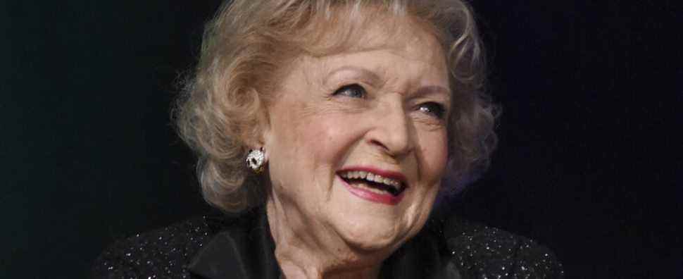 Betty White, star bien-aimée de la scène et du cinéma, est décédée à 99 ans