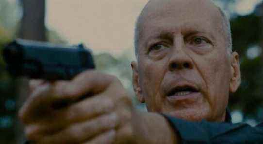 Bruce Willis sauve la ville de la famille corrompue qui l'exécute dans American Siege Clip