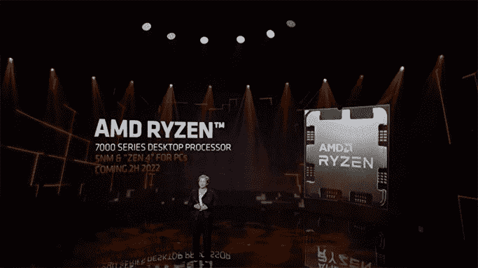 Le PDG d'AMD, le Dr Lisa Su, dévoile la série de processeurs AMD Ryzen 7000 sur une scène.