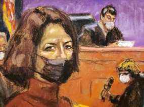 L'associée de Jeffrey Epstein, Ghislaine Maxwell, siège alors que le verdict de culpabilité dans son procès pour abus sexuels est lu dans un sketch d'une salle d'audience à New York, États-Unis, le 29 décembre 2021.