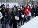 Les gens font la queue pour récupérer les kits de test d'antigène de la maladie à coronavirus (COVID-19), alors que la dernière variante d'Omicron apparaît comme une menace, à Ottawa, Ontario, Canada, le 21 décembre 2021. REUTERS / Blair Gable 