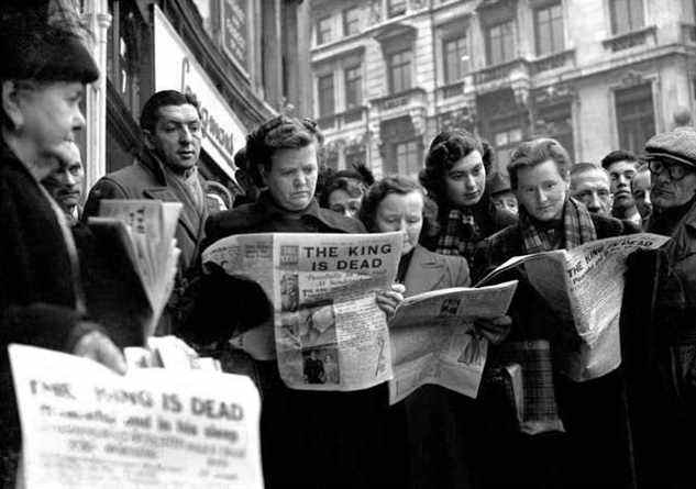 Les foules lisant les nouvelles