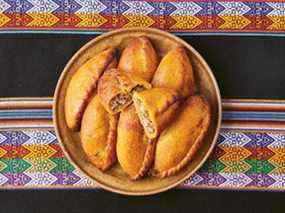 Chaussons à la bolivienne - salteña - de The Latin American Cookbook
