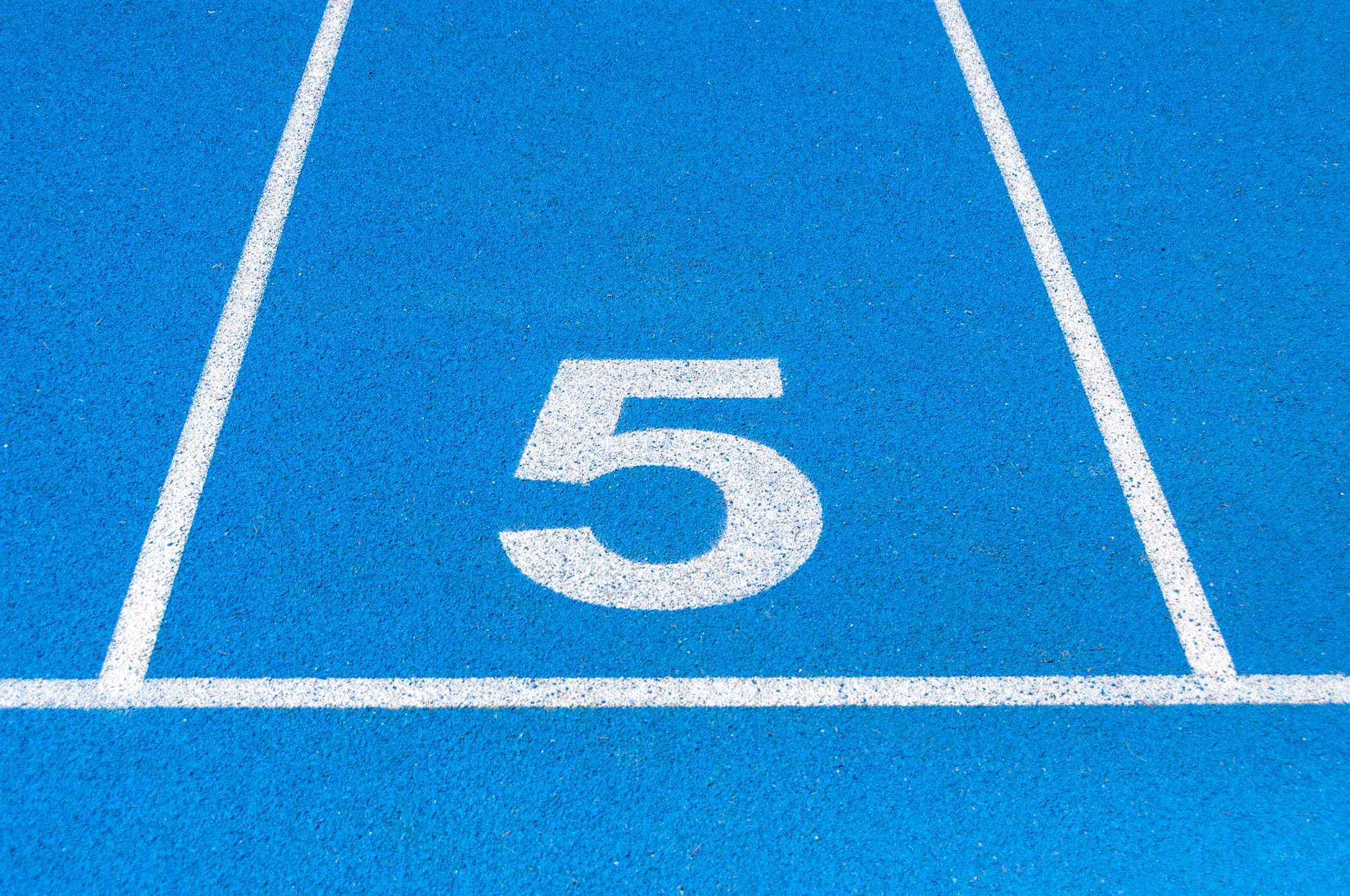 5 piste d'athlétisme avec voies numérotées
