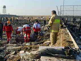 Des secouristes récupèrent un corps dans l'épave du vol 752 d'Ukraine International Airlines, qui s'est écrasé peu après le décollage en Iran, le 8 janvier 2020.