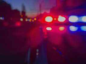 Feux rouges et bleus de voiture de police pendant la nuit.  Patrouille de nuit dans la ville.  Image floue abstraite.
