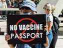 Les gens protestent contre la mise en œuvre du passeport de vaccin QR Code COVID-19 par le gouvernement de l'Ontario à l'hôtel de ville de Toronto.  Peter J. Thompson/National Post