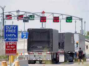 Des camions se préparent à traverser le Peace Bridge, qui relie le Canada et les États-Unis, sur la rivière Niagara à Buffalo, NY, le 15 juillet 2020.