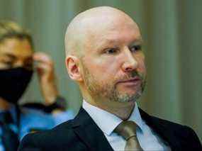 Le tueur de masse Anders Behring Breivik, arrive dans la salle d'audience de fortune de la prison de Skien le premier jour du procès, où il demande une libération conditionnelle, à Skien, en Norvège, le 18 janvier 2022.