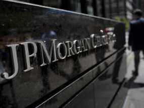 Des piétons passent devant les bureaux de JPMorgan Chase & Co. à New York.