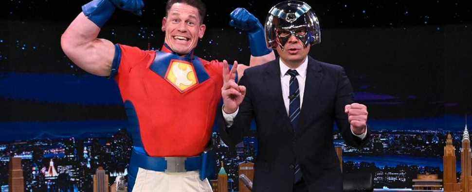 John Cena perd son casque Peacemaker face à Jimmy Fallon dans une compétition hilarante