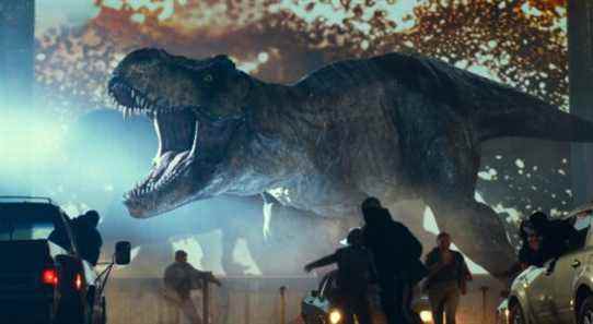 Jurassic World: Dominion Photo a Chris Pratt apportant un couteau à un combat de Dino, probablement