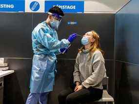 Jennifer Eriksson est testée alors que les passagers arrivent à l'aéroport Pearson de Toronto après l'entrée en vigueur des tests obligatoires de coronavirus pour les arrivées internationales à Mississauga, le 1er février 2021.