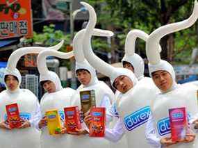 Des « hommes du sperme » distribuent des échantillons de préservatifs Durex lors d'une campagne à Séoul en 2008.