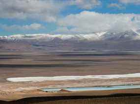Piscines de saumure utilisées pour extraire le lithium en Argentine.  REUTERS/Agustin Marcarian