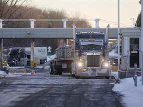 Les camions entrent au Canada en provenance des États-Unis au passage frontalier Highgate Springs-St.Armand/Philipsburg à Saint-Armand, au Québec.