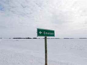 Un poteau de signalisation pour la petite ville frontalière d'Emerson, près de la frontière canado-américaine à Emerson, Manitoba, Canada, le 1 février 2017.